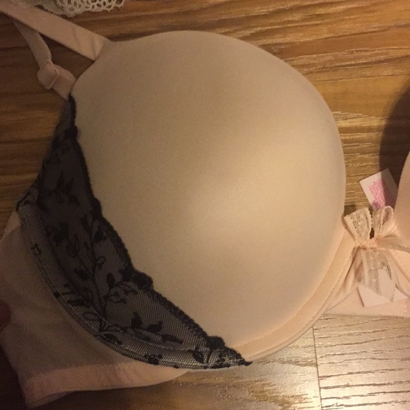 3 Victoria’s Secret bras - Picture 3 of 7